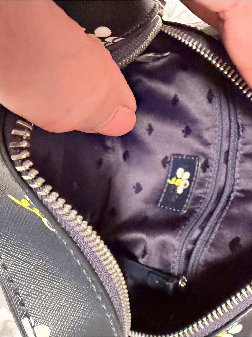kate spade Newbury Lane Daisy crossbody with white and yellow blooms - Picture 7 of 16